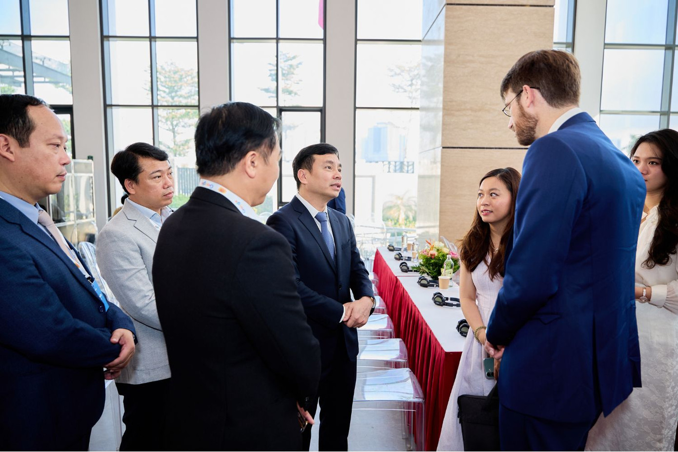 Thiếu tướng Lê Xuân Minh - Cục trưởng Cục An ninh mạng và phòng, chống tội phạm sử dụng công nghệ cao trực thuộc Bộ Công an và Lãnh đạo Google trao đổi cơ hội hợp tác.