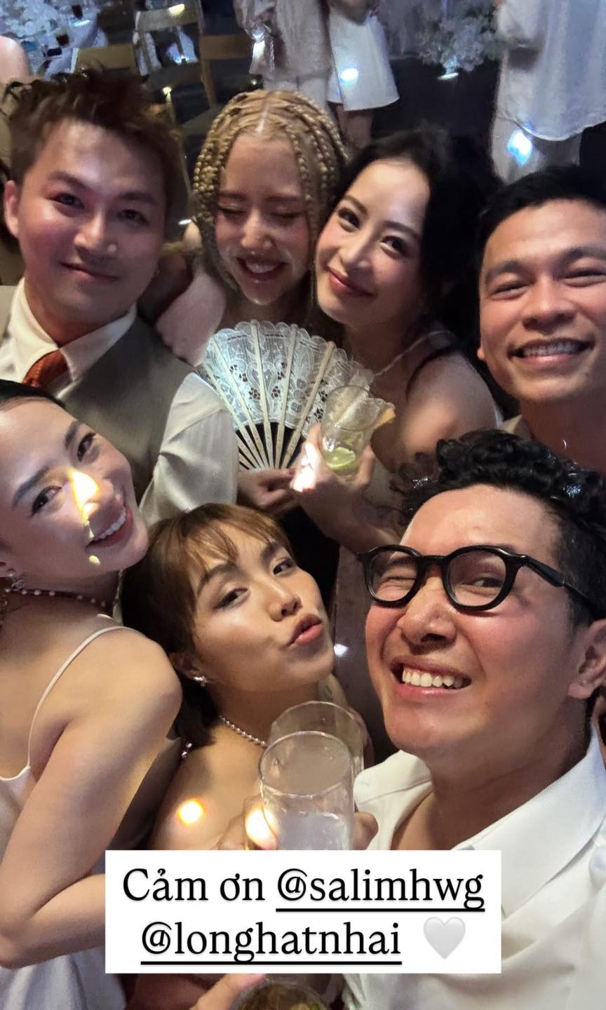 Hành động ôm vai, kề má của hai người đẹp "gây bão" mạng xã hội.