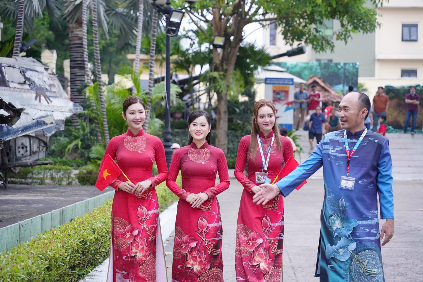 Thúy Ngân, Lâm Vỹ Dạ, Lan Ngọc, Tiến Luật chung khung hình trong dịp đặc biệt.