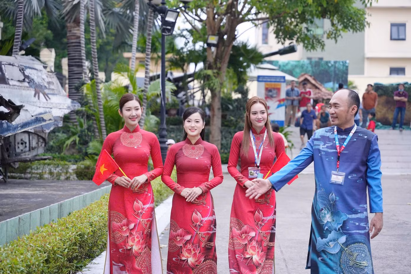 Thúy Ngân, Lâm Vỹ Dạ, Lan Ngọc, Tiến Luật chung khung hình trong dịp đặc biệt.
