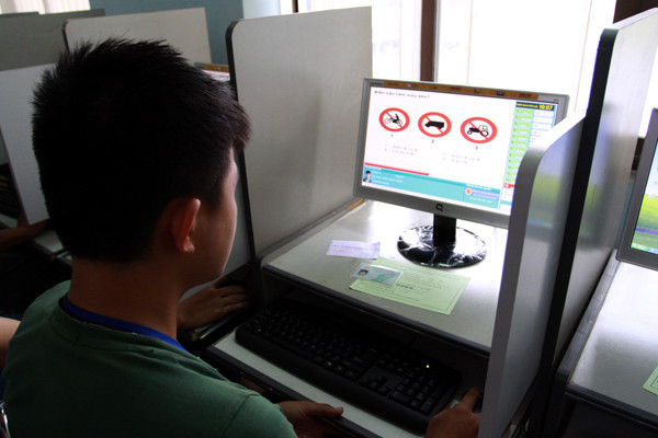 Học viên thi lý thuyết trên máy vi tính