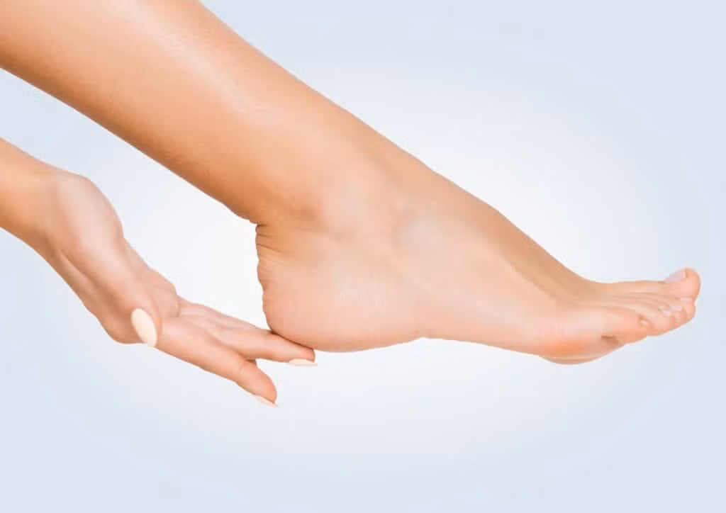 Dưỡng ẩm thường xuyên cho gót chân là điều bạn cần ghi nhớ.