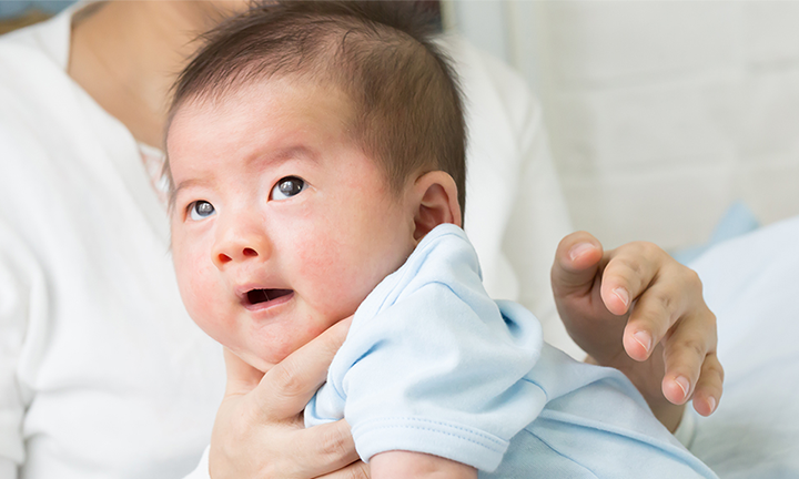 Trẻ bú xong, cần được vỗ ợ đúng cách.