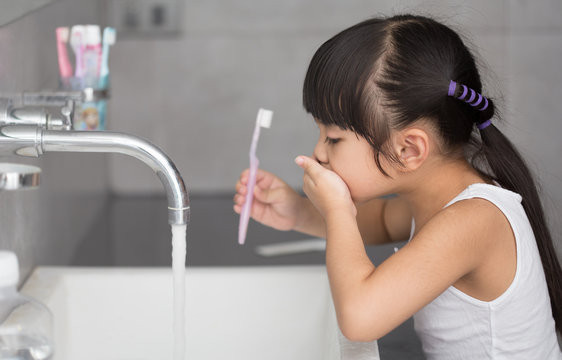 Phụ huynh nên hướng dẫn trẻ đánh răng ít nhất hai lần mỗi ngày bằng kem đánh răng chứa fluoride và sử dụng bàn chải mềm phù hợp với lứa tuổi.
