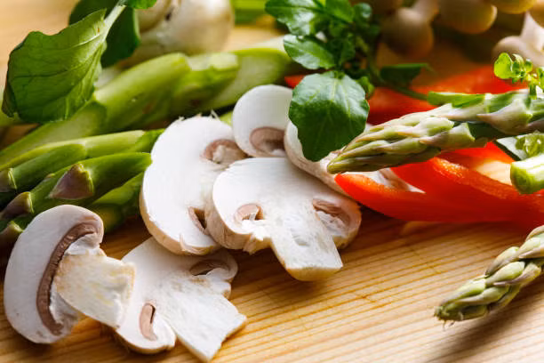 Các loại nấm và rau quả là thực phẩm có lợi cho người bị mỡ máu cao.