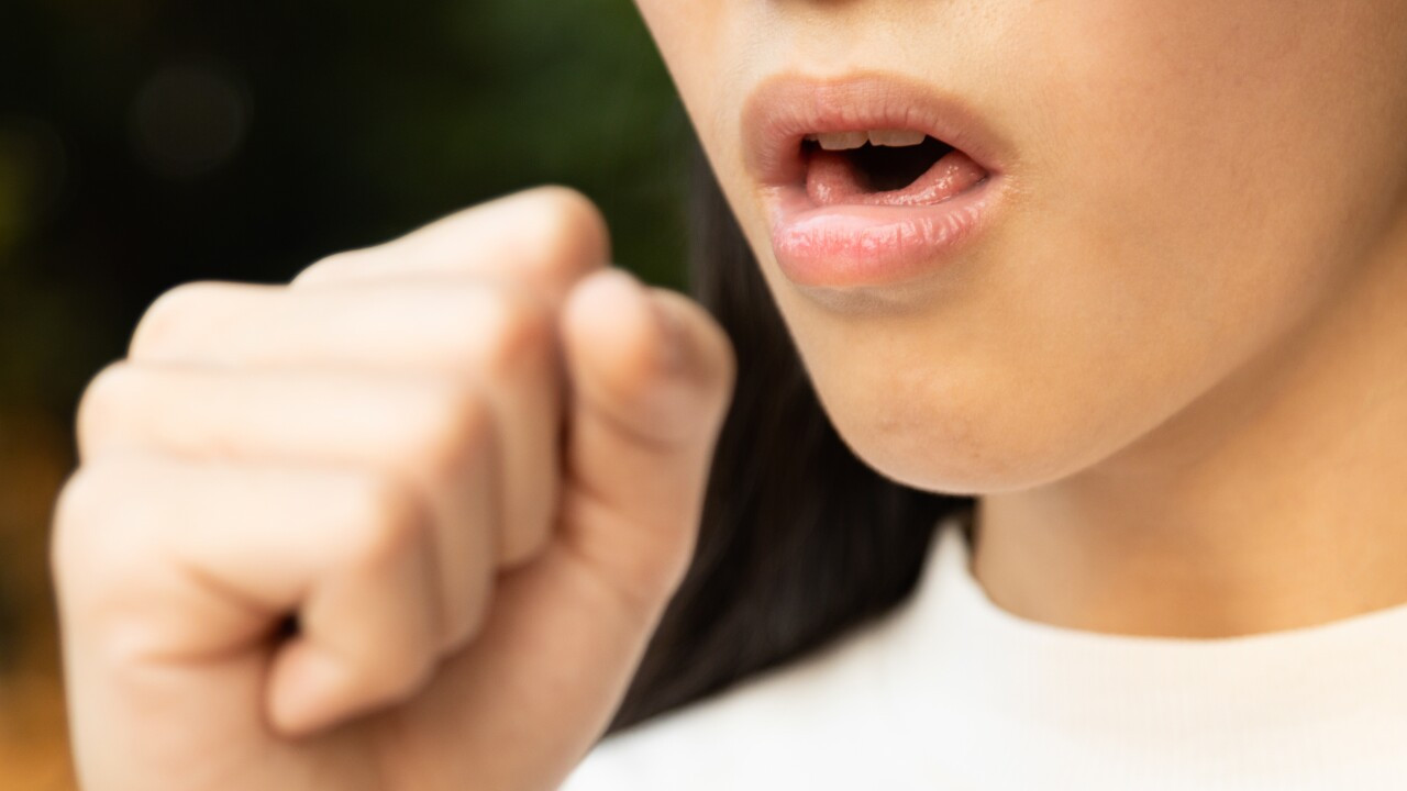 Trường hợp bị viêm họng có nhiều đờm thì phản xạ ho là tốt để tống đẩy đờm nhớt ra khỏi cổ họng và giảm viêm. Trường hợp bị viêm họng có nhiều đờm thì phản xạ ho là tốt để tống đẩy đờm nhớt ra khỏi cổ họng và giảm viêm.