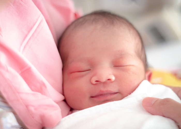 Sau khi tắm xong cho trẻ, cần lau khô và ủ ấm ngay bằng khăn mềm và sạch.