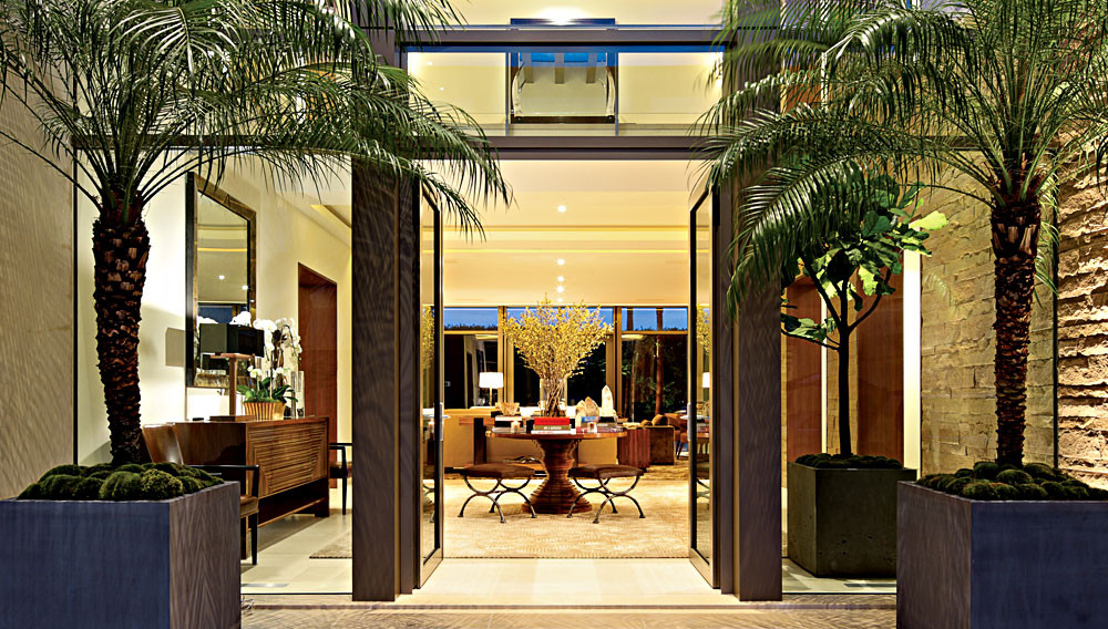 Cây xanh còn được trồng bên trong ngôi biệt thự 