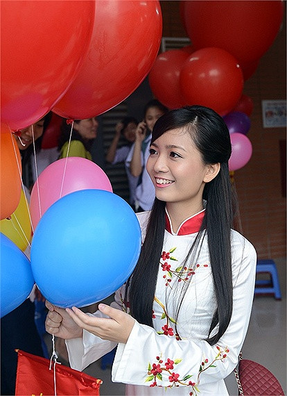 Chia sẻ cảm xúc trong ngày hôm nay, Hồng Anh tâm sự: 'Dù trời mưa nên buổi lễ không thể diễn ra sôi nổi như mọi năm nhưng mình vẫn cảm thấy háo hức và vui cùng các em học sinh'. Chia sẻ cảm xúc trong ngày hôm nay, Hồng Anh tâm sự: 'Dù trời mưa nên buổi lễ không thể diễn ra sôi nổi như mọi năm nhưng mình vẫn cảm thấy háo hức và vui cùng các em học sinh'