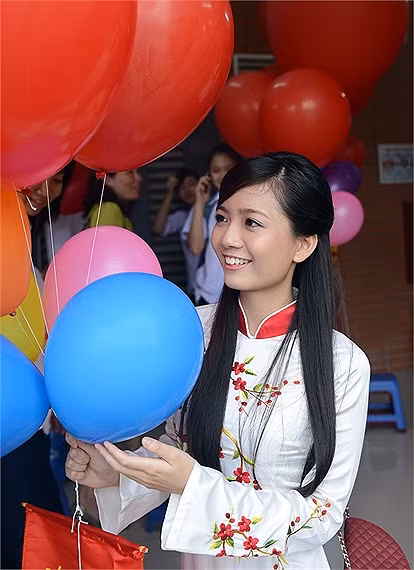 Chia sẻ cảm xúc trong ngày hôm nay, Hồng Anh tâm sự: 'Dù trời mưa nên buổi lễ không thể diễn ra sôi nổi như mọi năm nhưng mình vẫn cảm thấy háo hức và vui cùng các em học sinh'. Chia sẻ cảm xúc trong ngày hôm nay, Hồng Anh tâm sự: 'Dù trời mưa nên buổi lễ không thể diễn ra sôi nổi như mọi năm nhưng mình vẫn cảm thấy háo hức và vui cùng các em học sinh'