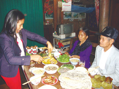 Chị Dung kính cẩn chăm sóc bữa ăn cho cha mẹ