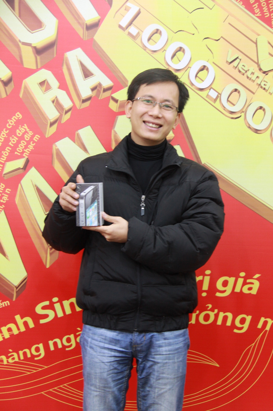 Anh Trần Minh Tuấn ( Hà Nội) người may mắn trúng chiếc iPhone 4 trong chương trình “Nói ra vàng”