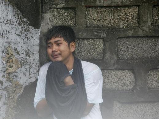 Một người dân ở thành phố Valenzuela, Manilabuồn đau vì mất người thân