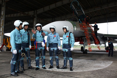 Su-30MK2 có thể tác chiến độc lập trong mọi loại hình thời tiết, dài 21,9m; cao 6,4m; sải cánh 14,7m; tải trọng vũ khí là 8.000kg, có khả năng cất cánh với trọng lượng cất cánh tối đa lên 38 tấn... Với tính năng linh hoạt có thể bổ nhào, quay tròn và dễ dàng thay đổi góc bay, Su-30MK2 có thể làm nhiệm vụ tiêm kích đánh chặn và giành ưu thế trên không.