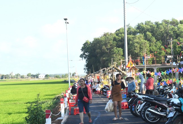 Người dân mua sắm tại khu ẩm thực chợ quê An Nhứt. Ảnh: Báo Bà Rịa - Vũng Tàu.