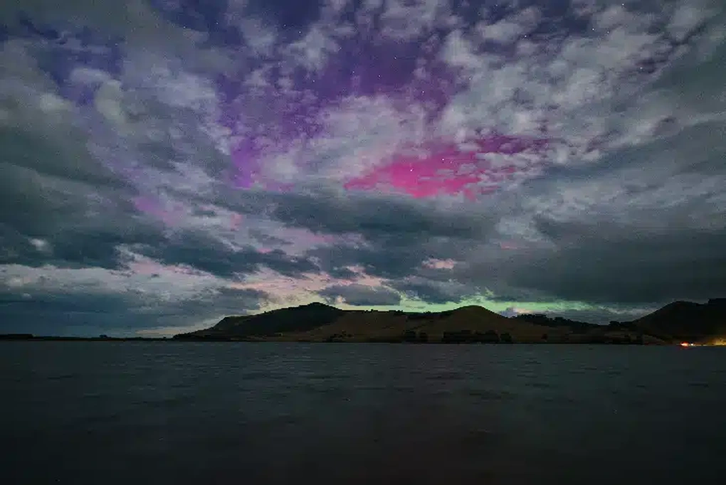 Cực quang xuất hiện ở Úc vào ngày 25/3, sau khi Trái Đất hứng chịu bão mặt trời tấn công (Ảnh: Ian Griffin).