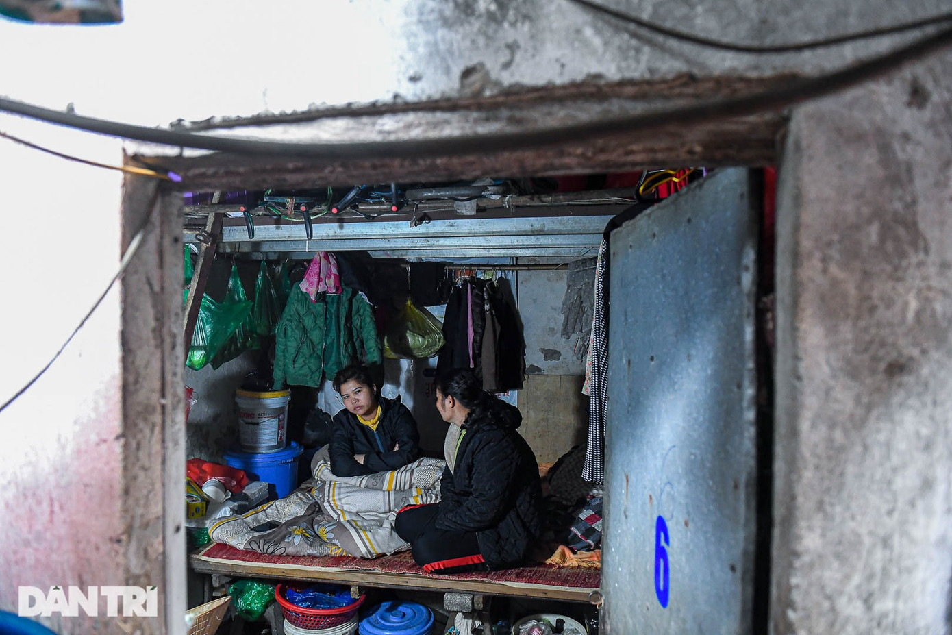 Chị Thoa (trái) đang rửa củ mã thầy chuẩn bị cho chuyến hàng buổi chiều. Chị Thanh (phải) lo ngại mưa rét kéo dài ảnh hưởng đến thu nhập (Ảnh: Toàn Vũ).