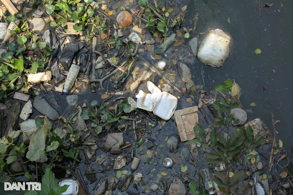 Nước ở đoạn đầu kênh Nhiêu Lộc - Thị Nghè đen ngòm vì rác thải (Ảnh: An Huy). Nước ở đoạn đầu kênh Nhiêu Lộc - Thị Nghè đen ngòm vì rác thải (Ảnh: An Huy).