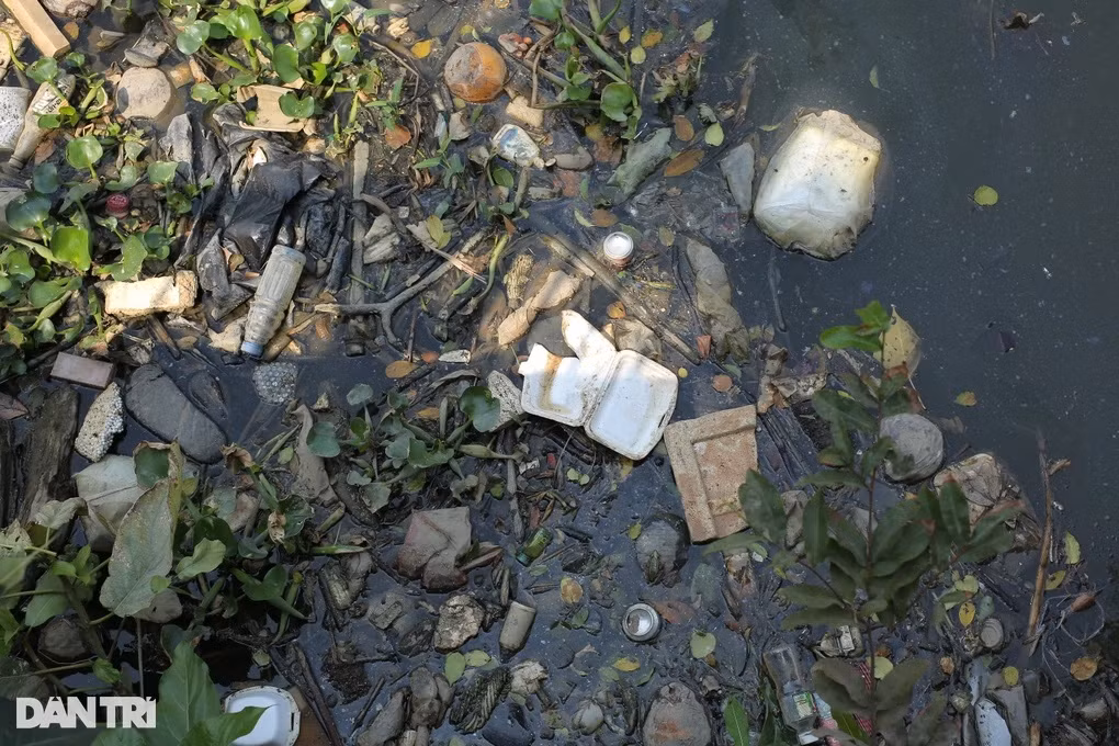 Nước ở đoạn đầu kênh Nhiêu Lộc - Thị Nghè đen ngòm vì rác thải (Ảnh: An Huy).