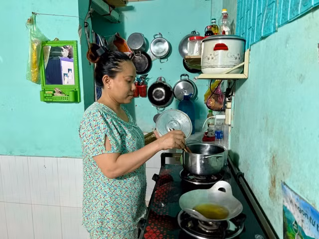 Thịt lợn, cá biển, khô, trứng... là những món ăn được người lao động ưu tiên lựa chọn vì giá cả phải chăng