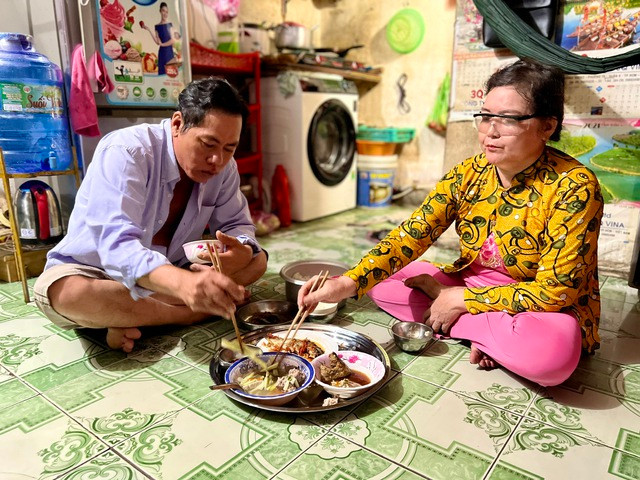 Thu nhập thấp, bữa cơm thường ngày của người lao động vô cùng đạm bạc, chỉ những dịp đặc biệt mới dám tiêu pha rộng rãi