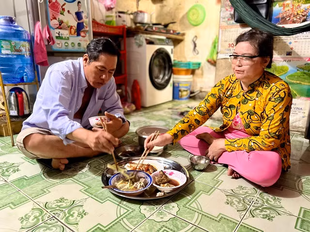 Thu nhập thấp, bữa cơm thường ngày của người lao động vô cùng đạm bạc, chỉ những dịp đặc biệt mới dám tiêu pha rộng rãi
