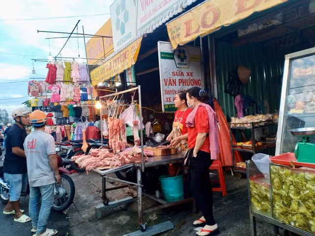 Công nhân thấp thỏm lo lương tăng 1 đồng, giá tăng 2 đồng