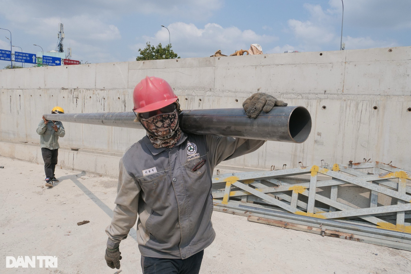 Công nhân thi công giữa thời tiết 37 độ C (Ảnh: Hải Long).