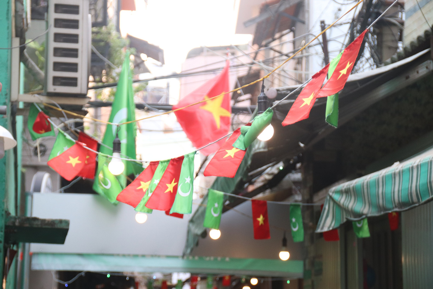 Cờ dây biểu tượng cho khu vực của người đạo Hồi sinh sống. Ảnh: Thu Hoài