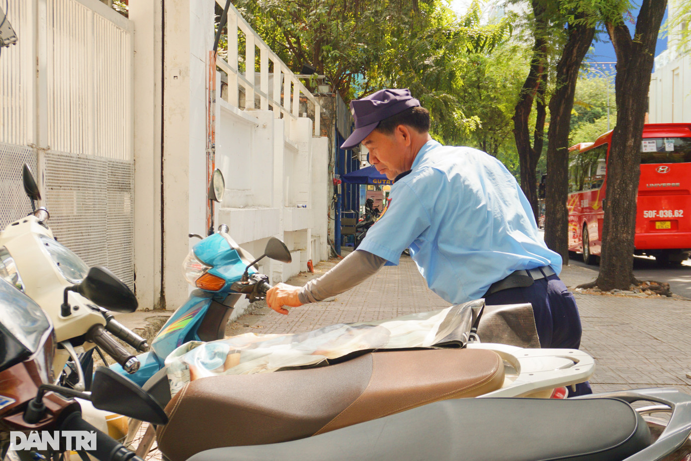 Ông Toàn trang bị thêm bao tay chống nắng khi làm việc ngoài trời (Ảnh: Mộc Khải).