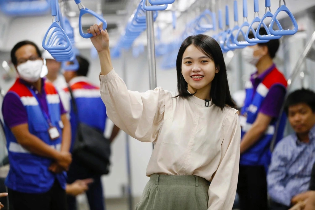 Hành khách trải nghiệm tàu metro số 1 Bến Thành - Suối Tiên trong lần chạy thử nghiệm trên chính tuyến (Ảnh: Nam Anh).