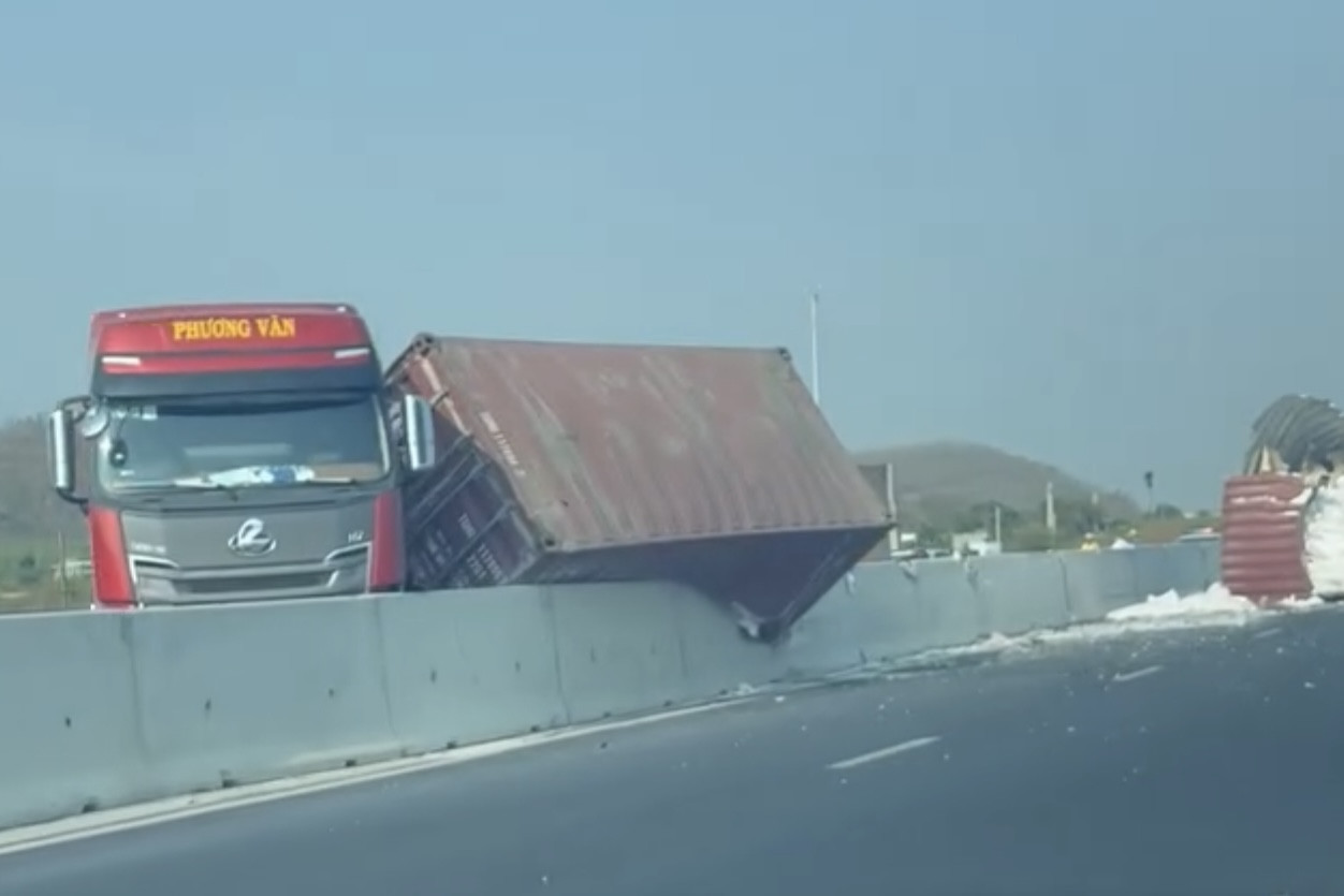 Thùng container lật nghiêng. Ảnh: D.P Thùng container lật nghiêng. Ảnh: D.P