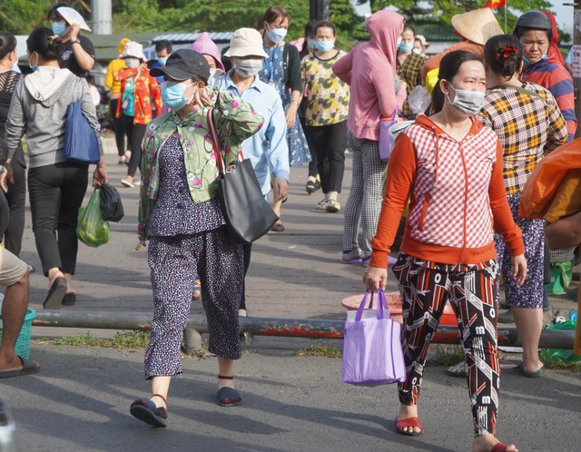 Nhiều lao động lớn tuổi bị mất việc và khó trở lại thị trường lao động Nhiều lao động lớn tuổi bị mất việc và khó trở lại thị trường lao động