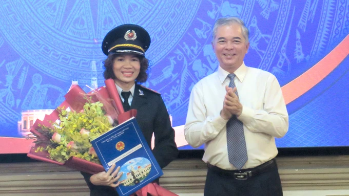 Phó Chủ tịch UBND TPHCM Ngô Minh Châu trao quyết định bổ nhiệm bà Đinh Thị Thu giữ chức vụ Phó Chánh Thanh tra TPHCM Phó Chủ tịch UBND TPHCM Ngô Minh Châu trao quyết định bổ nhiệm bà Đinh Thị Thu giữ chức vụ Phó Chánh Thanh tra TPHCM