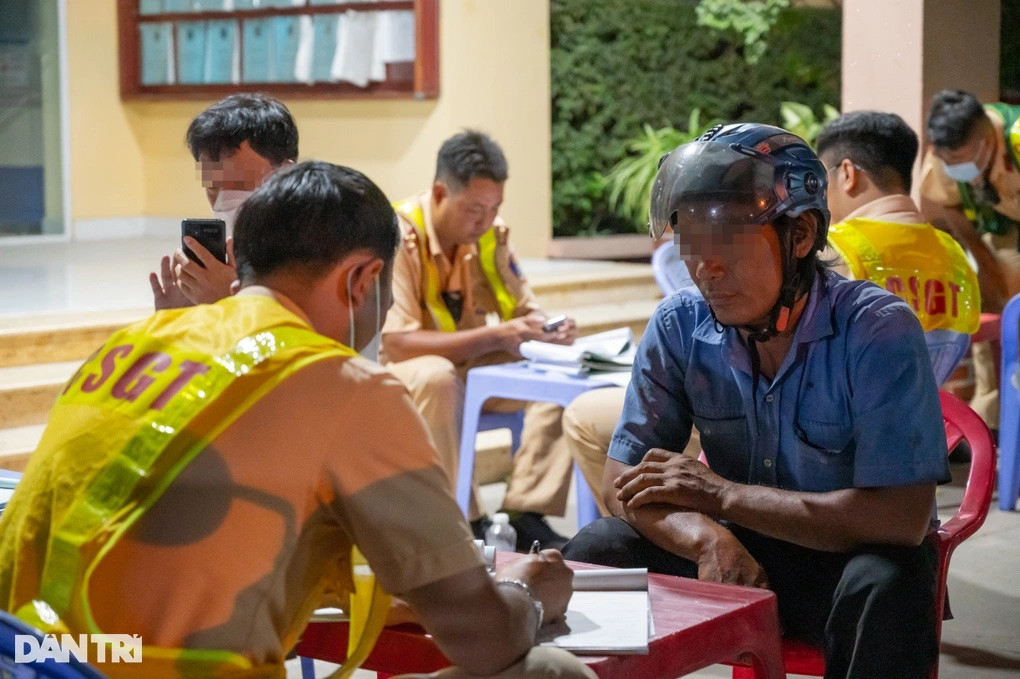 Tổ công tác lập biên bản vi phạm hành chính đối với ông L. (Ảnh: Hoàng Hướng).