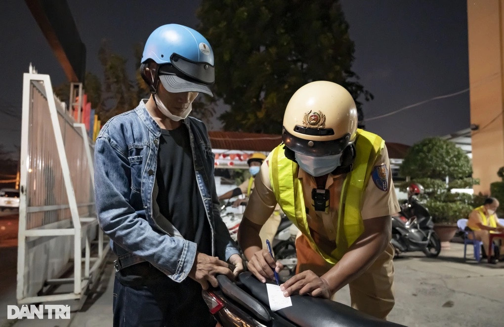 CSGT kiểm tra nồng độ cồn đối với ông P.Đ.L. (Ảnh: Hoàng Hướng).