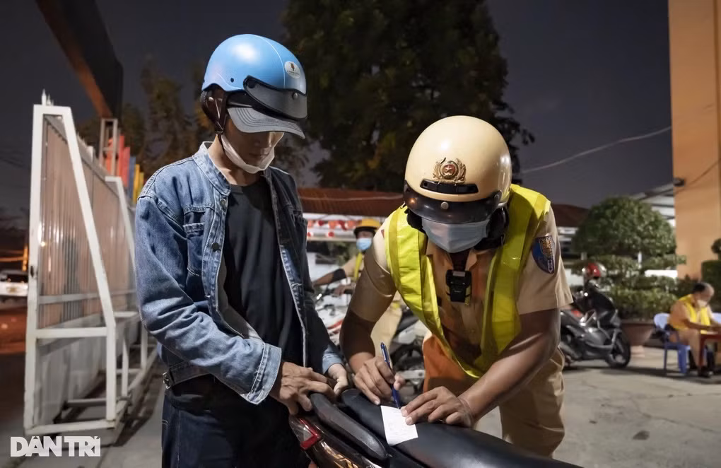 CSGT kiểm tra nồng độ cồn đối với ông P.Đ.L. (Ảnh: Hoàng Hướng). CSGT kiểm tra nồng độ cồn đối với ông P.Đ.L. (Ảnh: Hoàng Hướng).