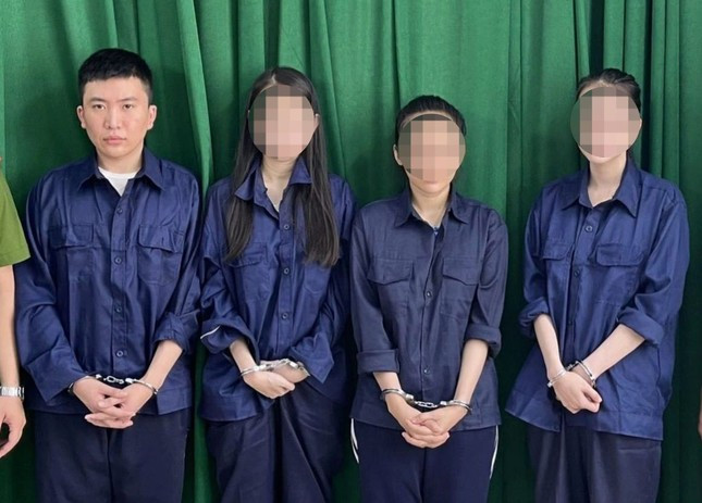 Đặng Thành Giỏi (bên trái) và các đối tượng bị tạm giữ.