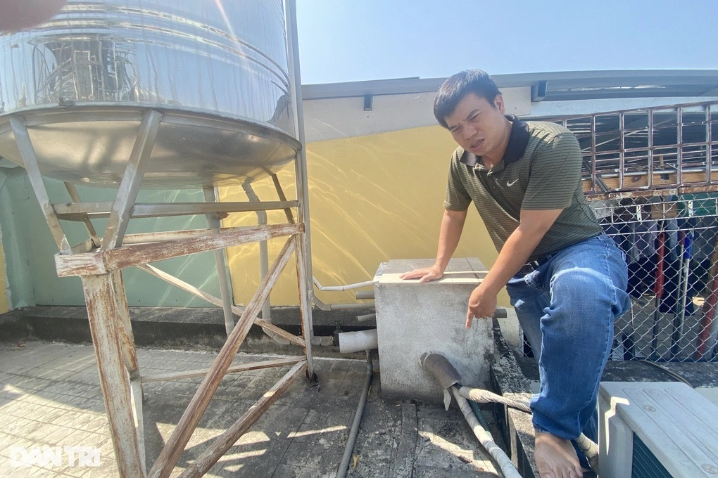 Ông Huy đứng trên bồn nước của gia đình và khẳng định không có sự cố tràn ra ngoài trong thời gian trên (Ảnh: An Huy). Ông Huy đứng trên bồn nước của gia đình và khẳng định không có sự cố tràn ra ngoài trong thời gian trên (Ảnh: An Huy).