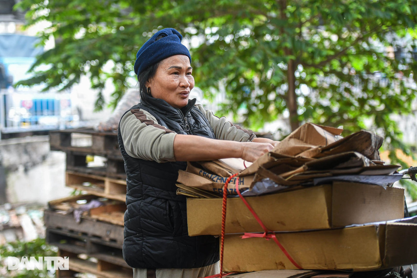 Bà Hòa làm việc vào ban đêm và sáng sớm nên lo ngại nhất là trời mưa rét (Ảnh: Toàn Vũ).