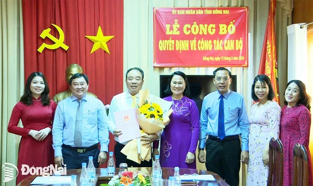 Đồng chí Trần Quốc Toản nhận quyết định bổ nhiệm lại chức vụ Phó giám đốc Sở Ngoại vụ tại buổi lễ. Ảnh: V.Tiệp