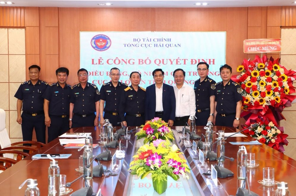 Lãnh đạo tỉnh chụp ảnh lưu niệm cùng đại biểu ngành Hải quan. Ảnh: Haiquanonline.com.vn