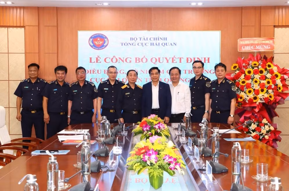 Lãnh đạo tỉnh chụp ảnh lưu niệm cùng đại biểu ngành Hải quan. Ảnh: Haiquanonline.com.vn