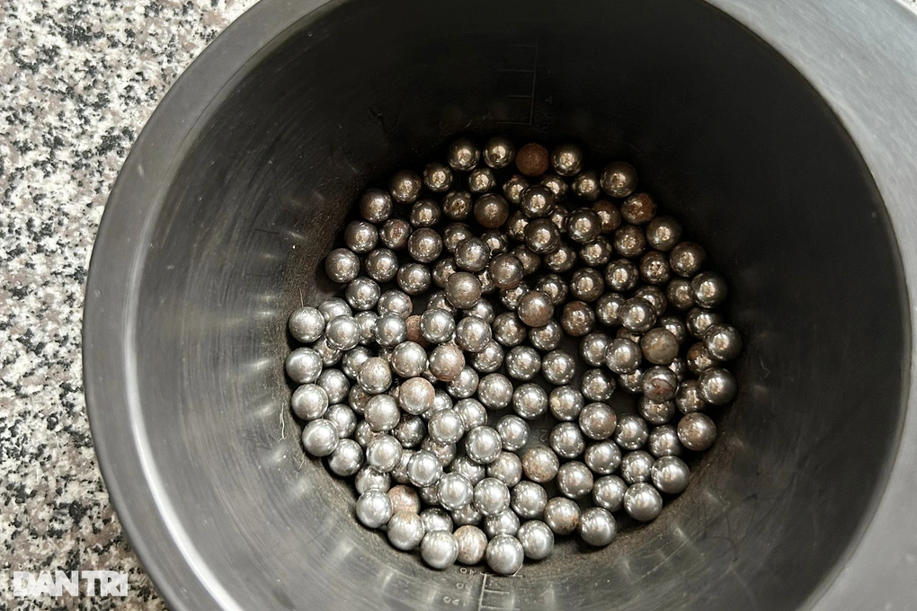 Hàng chục viên bi sắt được người dân địa phương nhặt được (Ảnh: An Huy).