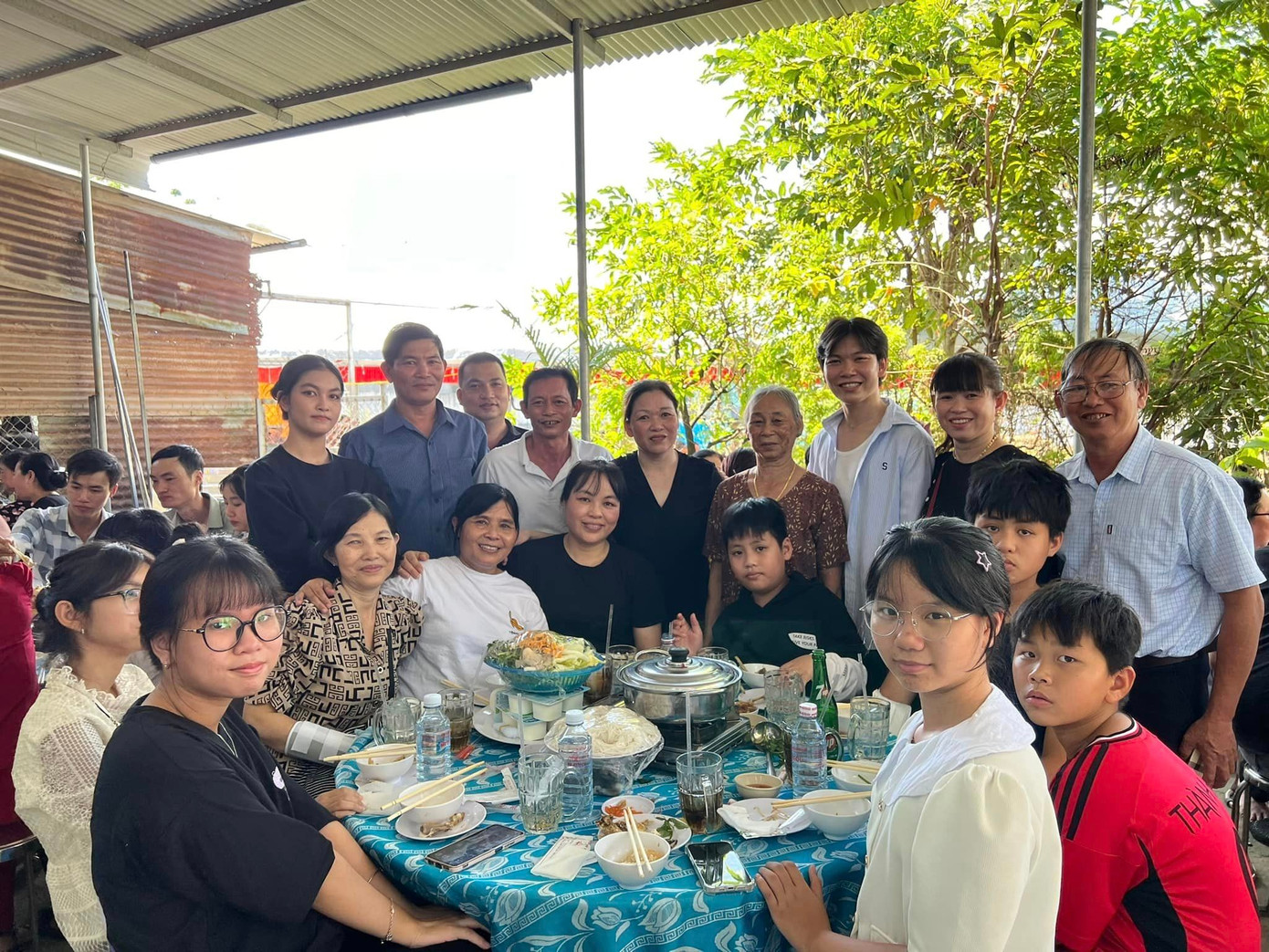 Chị Hồng bên bữa tiệc đoàn viên cùng gia đình. Chị Hồng bên bữa tiệc đoàn viên cùng gia đình.