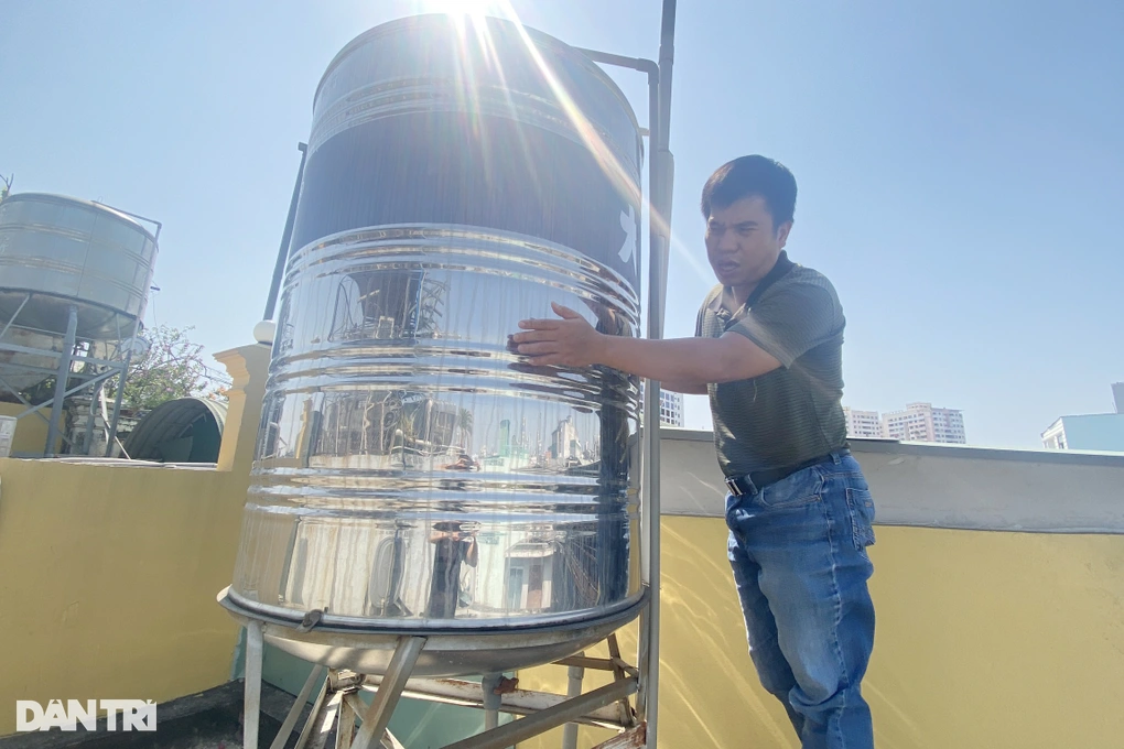 Bồn nước nhà ông Huy có dung tích chỉ 1m3 nước (Ảnh: An Huy). Bồn nước nhà ông Huy có dung tích chỉ 1m3 nước (Ảnh: An Huy).