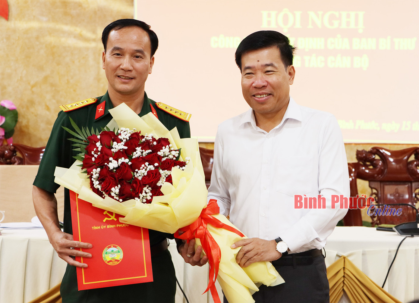 Ủy viên Trung ương Đảng, Bí thư Tỉnh ủy Nguyễn Mạnh Cường trao quyết định và tặng hoa chúc mừng Đại tá Võ Thành Danh, Chỉ huy trưởng Bộ Chỉ huy Quân sự tỉnh Ủy viên Trung ương Đảng, Bí thư Tỉnh ủy Nguyễn Mạnh Cường trao quyết định và tặng hoa chúc mừng Đại tá Võ Thành Danh, Chỉ huy trưởng Bộ Chỉ huy Quân sự tỉnh