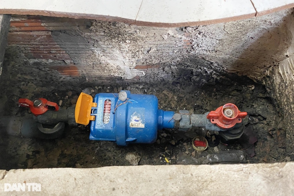 Đồng hồ nước nhà ông Huy còn mới, không có dấu hiệu bất thường (Ảnh: An Huy). Đồng hồ nước nhà ông Huy còn mới, không có dấu hiệu bất thường (Ảnh: An Huy).