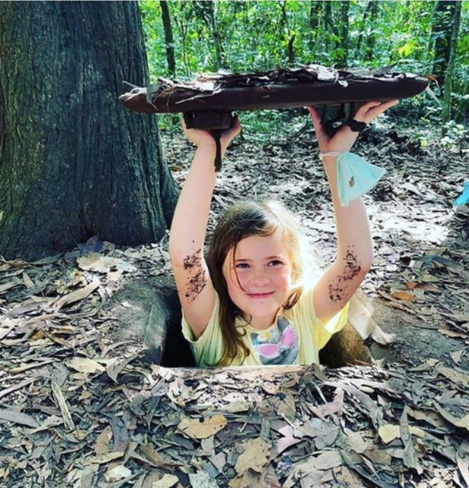 Du khách nhí ở địa đạo Củ Chi (Ảnh: Cuchitunnelstours). Du khách nhí ở địa đạo Củ Chi (Ảnh: Cuchitunnelstours).