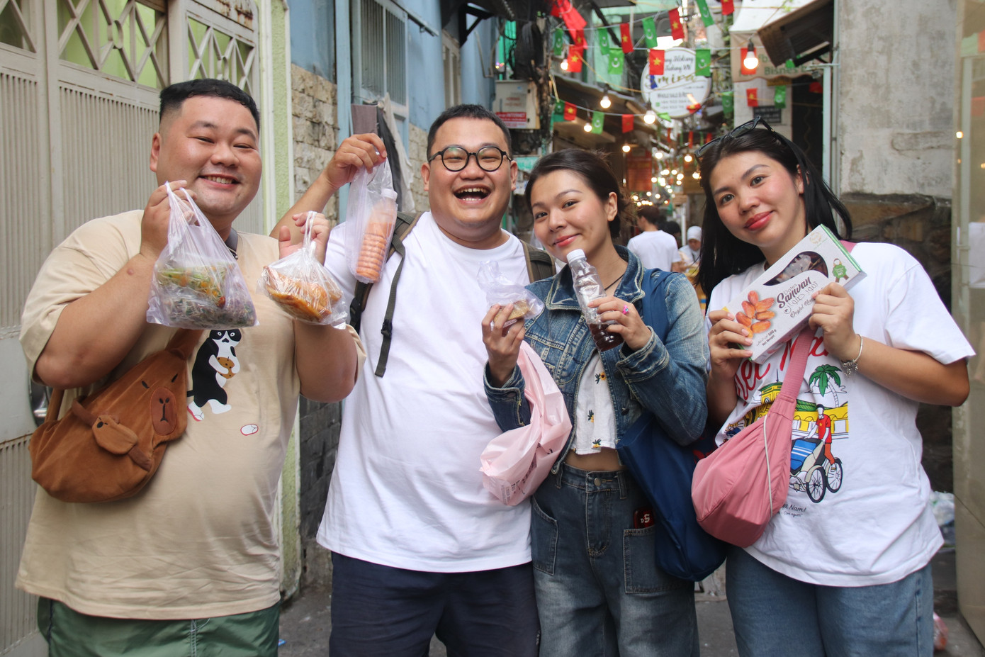 Nhóm bạn trẻ thích thú trải nghiệm ngày lễ Ramadan ngay tại Sài Gòn. Ảnh: Thu Hoài